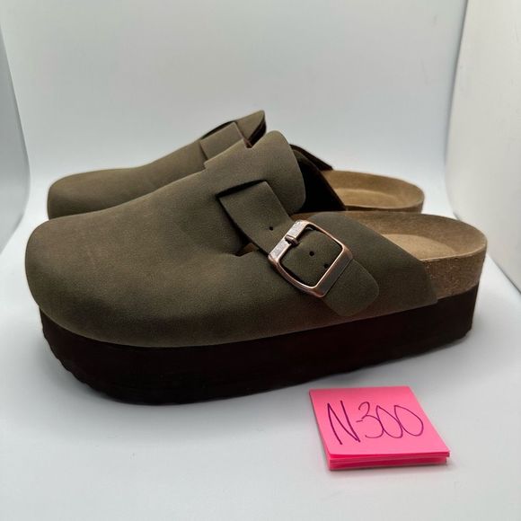 CUSHIONAIRE Women's Cork Footbed Platform Clog 6 OLIVE - Picture 3 of 7